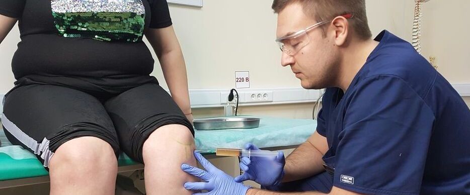 An orthopedist performs an intra-articular injection into the knee joint for osteoarthritis